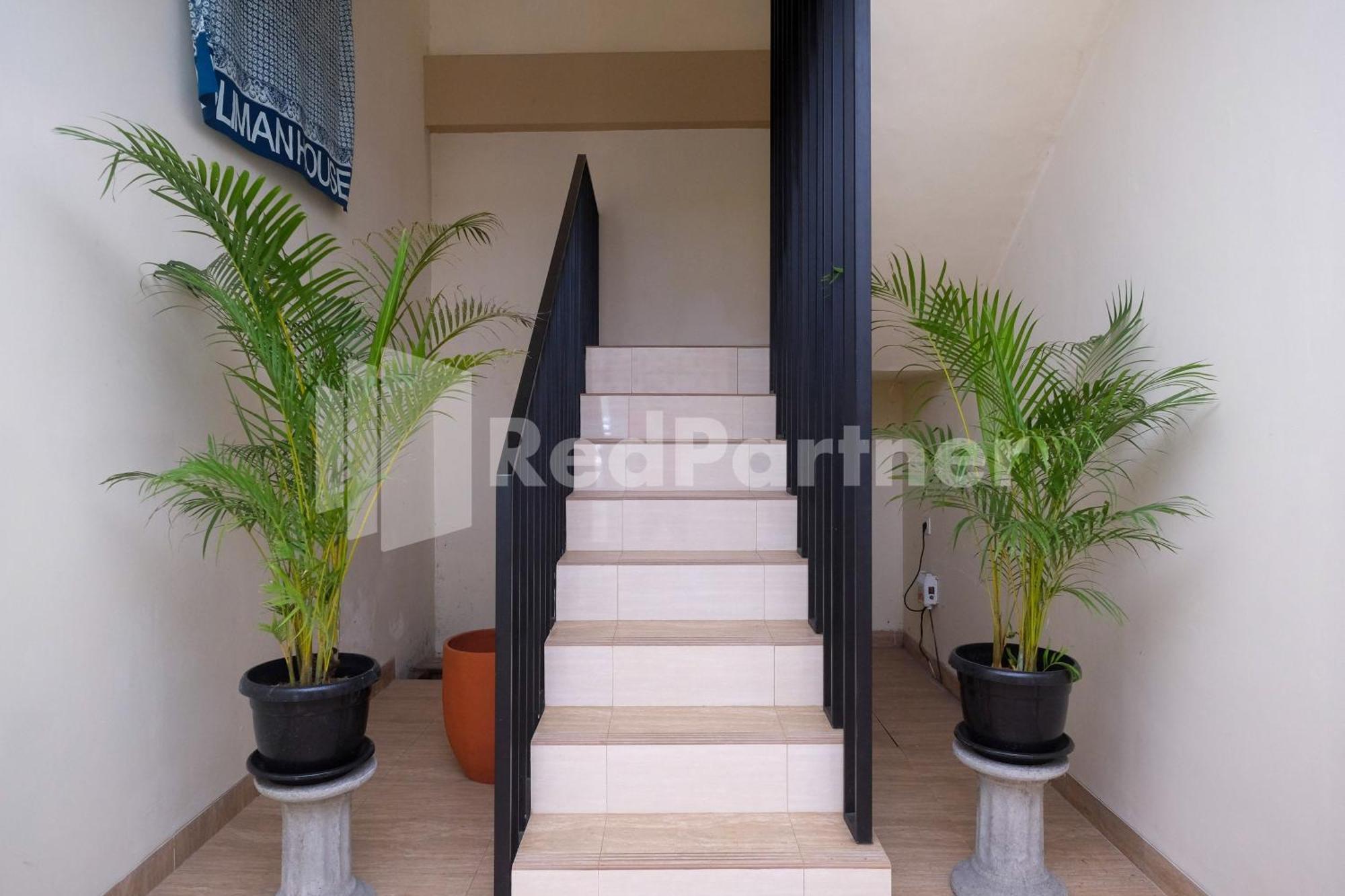 Ndliman House Near Ugm Jogja Mitra Reddoorz 호텔 Kejayan 외부 사진